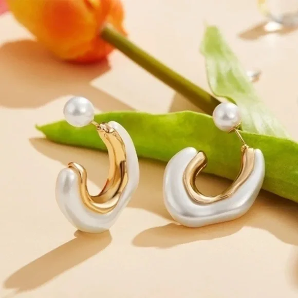 - - 18KGP Vintage France Style C-Hoop earrings